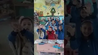 مستر احمد حسن وابداعاته مع الصف الاول وشرح المفرد والجمع وتفاعل الطلبة معه 