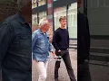 Download Lagu Hulp aanbieden op straat – werkt het? Jaap test het. Voor écht contact? Sluit je aan bij Klup!