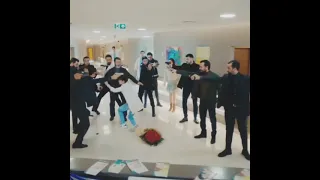 علي فضح الكل الدنيا مشتعله وعلي همه نازلي الطبيب المعجزه 