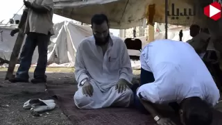 متظاهر يؤم الشيخ محمد شعبان في صلاة العصر بالتحرير 