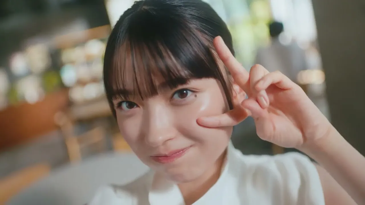 茅島みずきさんが出演するCM。透明感のある笑顔が魅力！