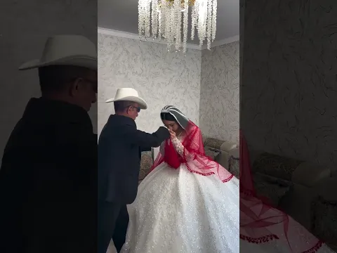 لحظة استقبال العروس للعريس ووالده 😍