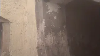 بكفنه يقرا قران في قبره 