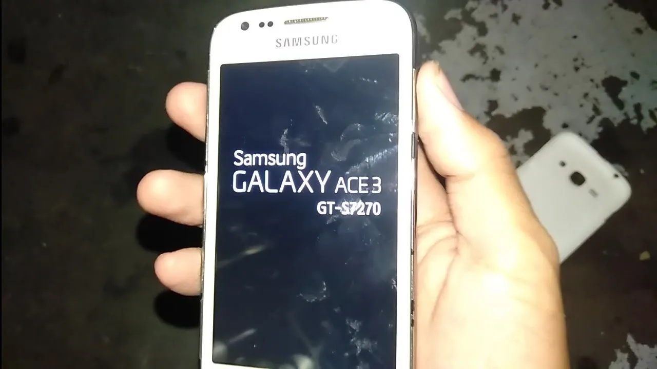 Ich packe das Samsung Galaxy Ace 2 aus der Samsung-Verpackung aus, zeige den Inhalt / das Zubehör un. 