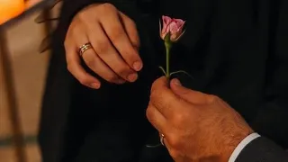 والعشق يقودني نحو عيونك نحو جفونك وهي تشدني بدون موسيقى 