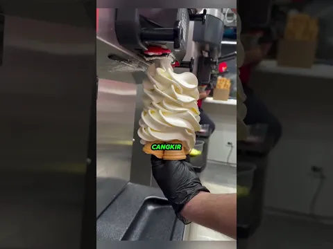 Anak laki-laki ini menemukan trik cerdas untuk mesin es krim! ππ¦π« #viral #shorts