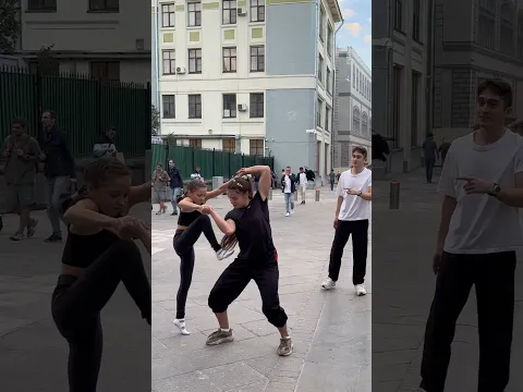 Professional acrobats surprised me on the street 😅