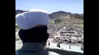 أسمع تخريفات محمد عبدالعظيم الحوثي لصاحب القبر الذي له سنه يوصي الميت أن يجيب الملائكة منكر ونكير 