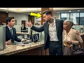 Starší černá žena byla ponížena v bance… ale mafiánský boss byl nablízku