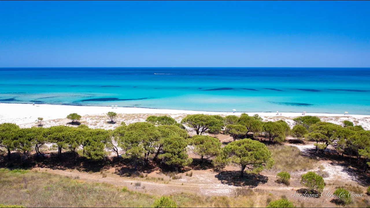 Spiaggia La Caletta ( 4K ) Sabbia Bianca e mare Azzurro Cristallino Sardegna World by drone