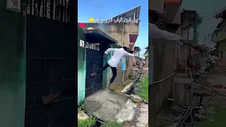 مجموعة من الشباب يطرقون الباب ثم بعدها يهربون حتى اخرهم وقع في يد صاحب الدار Shorts ضحك لايك 