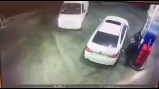 شاهد عامل محطه البنزين ذكي غسلهم بالبنزين قبل يسرقونه 