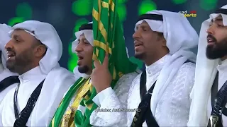 الملك سلمان يتفاعل مع العرضة في ملعب الجوهرة دندنها