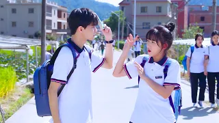 a super star celebrity boy came to her school later she find out he stay in her house then she