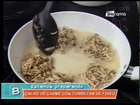 Caldo de carne con torrejas de fideo