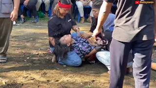 Sudah Menyerahkan ❗ Sosok Yang Merasuki Begitu Ganas Cewek Cantik Kesurupan Kuda Lumping