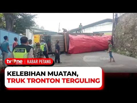 Over Kapasitas, Truk Tronton Terguling Menutupi Badan Jalan