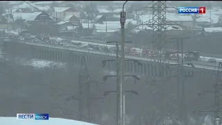 Поднимать зарплату и привлекать механизаторов: мэрия Омска пытается решить проблему со снегом