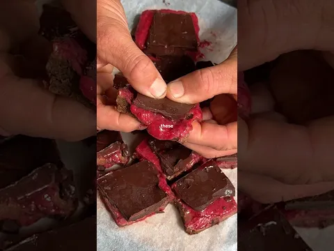 RASPBERRY PROTEIN BROWNIE BARS 💚 Thick, fudgy, naturally sweet and packed with protein