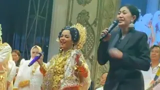 Download Erie Suzan nyanyi bersama Pengantin Acara Wedding Putri Isnari dan Abdul Azis MP3