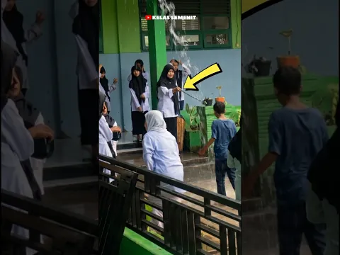 Guru ini menegur siswa yang nekat bermain hujan pas jam belajar di sekolah dan lihatlah apa terjadi?