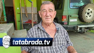 Već godinama učesnicima Marša mira dijeli RUČNO PROIZVEDENE drvene štapove!