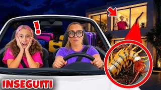 GIORGIA SCOPRE CHE L'INSETTO GIGANTE CI INSEGUE NELLA NUOVA CASA IN VACANZA! DOBBIAMO SCAPPARE!