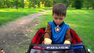 경찰차에서 바퀴가 떨어졌습니다. 파워 휠 자동차와 체인징 휠을 타고 재미있는 Paw Patrol Artem 타기