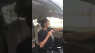 باكستاني يدرب جداوية ع السواقة في شوارع جدة 