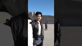 BTS Все загляделись на красоту Тэхёна 