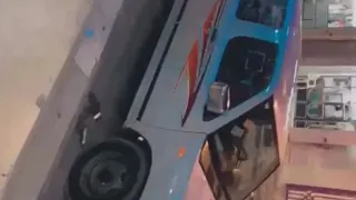 من اليوم واريح اللي يضححك بسببي  يدفع فلوس يعني معقوله  فوق الجمال ترفيهه     دندنها