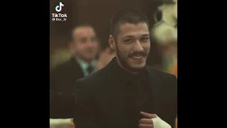 الحزن دائما في يسكن العين اذا دققت تراه 