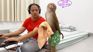 LYLY, with a pitiful expression, begged her mother to give her a bath because she had an accident.
