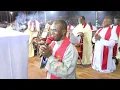 Download Lagu REV FR EJIKE MBAKA: HE LOVES US (PRAISES)