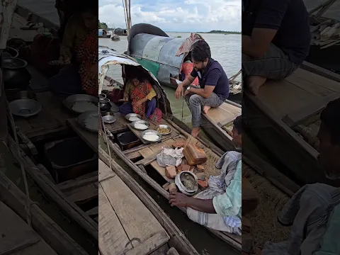 নৌকাই তাদের ঘর বাড়ি,এদের নৌকার জীবন কেমন।