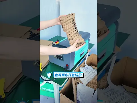 Doppelte Schneidefunktion des Kartonzerkleinerers. Produziert sowohl Streifen als auch Netzmaterialien.