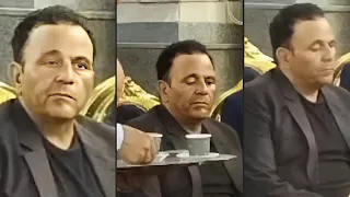 أول ظهور لـ محمد فؤاد بعد اصابته بشلل في الوجه وجلطة عيونه كلها دموع وحزن وظاهر عليه التعب في العزاء 