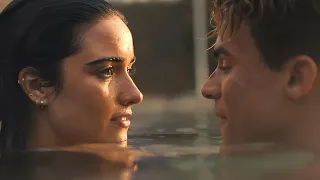 أمها بتتجوز أبو شاب وسيم جدا وغنى وفى الأول مبتحبوش وبتتخانق معاه لكن بعدها بتحبه 