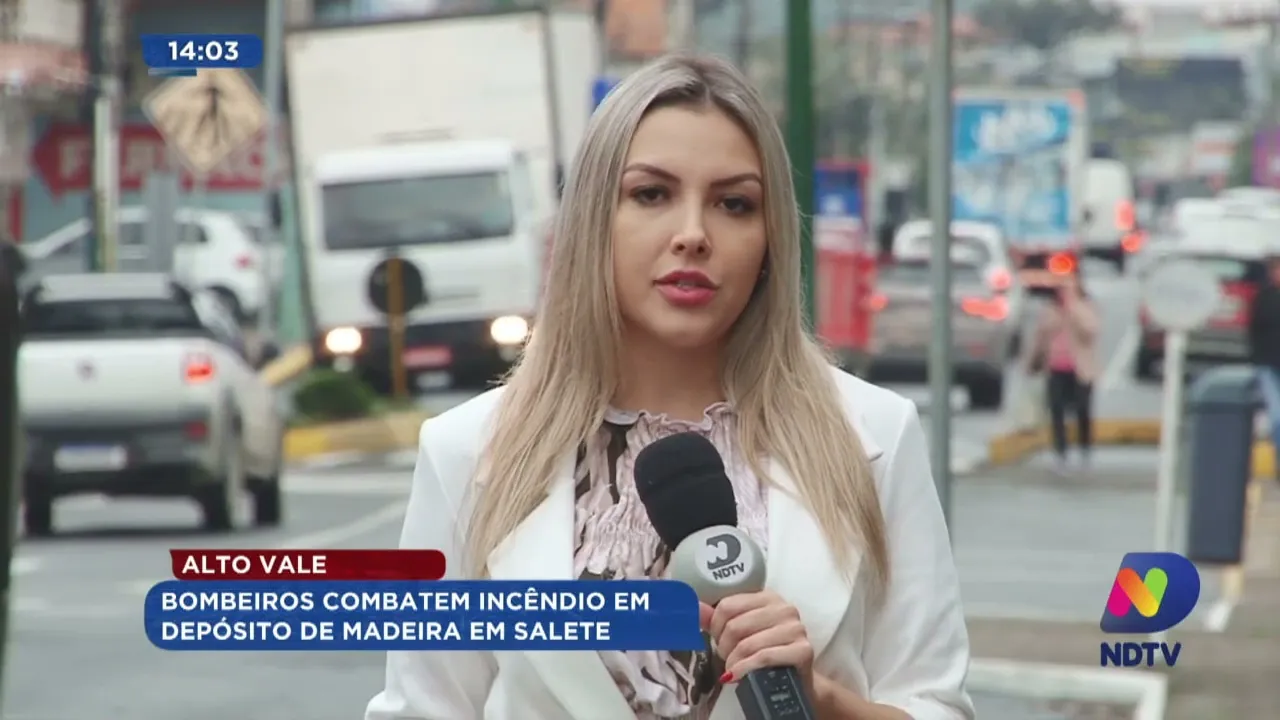 Alto Vale: bombeiros combatem incêndio em depósito de madeira em Salete