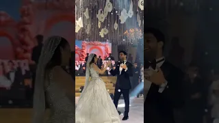 نظرات أحمد جمال لفرح الموجي وهو بيغني ليها في الفرح حديث السوشيال ميديا 