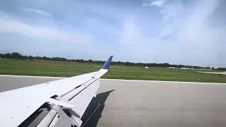 UA4877 Cloudy Noontime Landing ROC