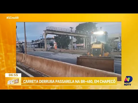 Carreta derruba passarela na BR-480 em Chapecó: via interditada para remoção dos escombros