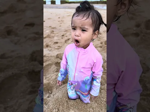 Kind little sister & poor girl - Em gái tội nghiệp cần chị gái giúp đỡ #shorts