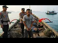 Download Lagu SUKABUMI GEGER!! NELAYAN INI TERNYATA TAK HANYA MENANGKAP IKAN, TAPI JUGA JADI JEMBATAN PENJUALAN...