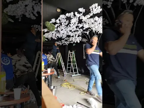 Instalando un árbol de cerezo blanco hecho en hierro.