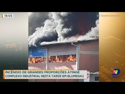 Incêndio de grandes proporções atinge complexo industrial nesta tarde em Blumenau