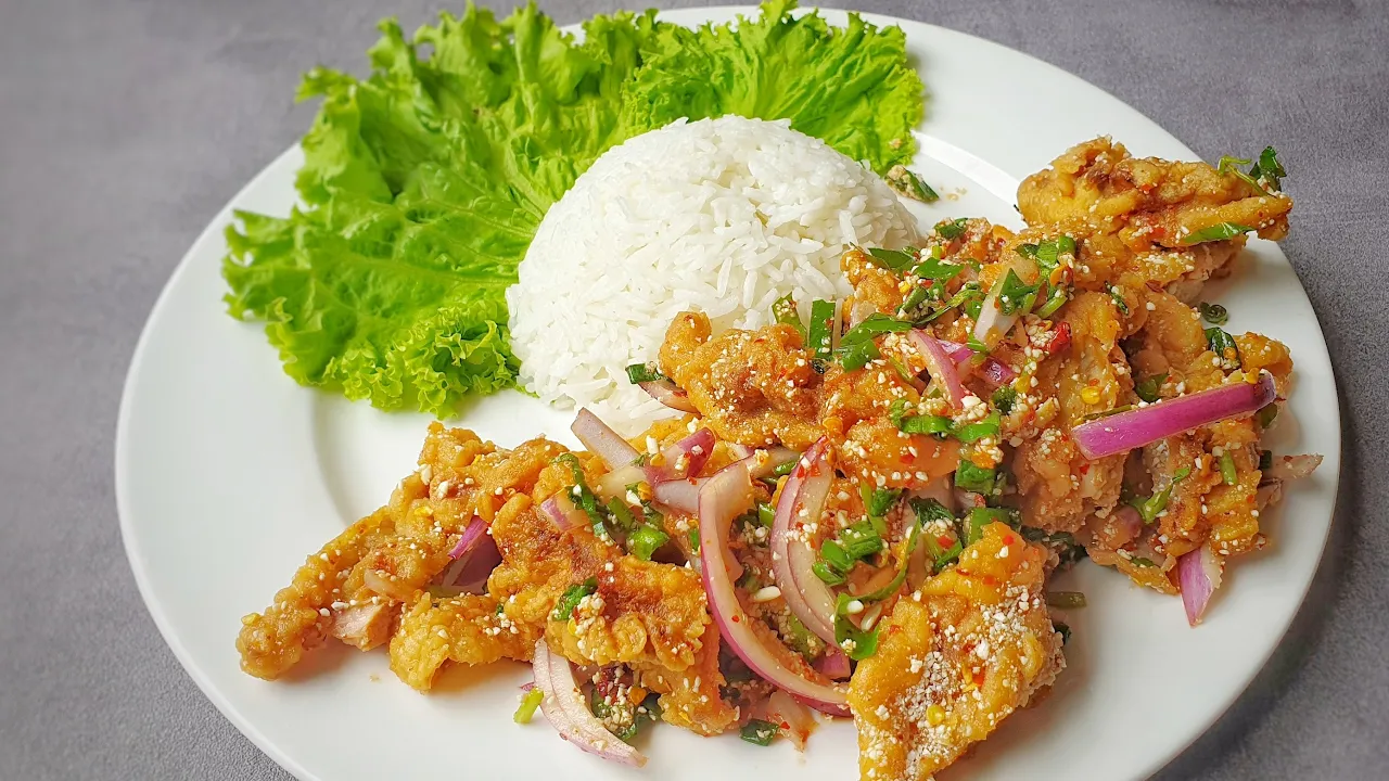 Thai Spicy Fried Chicken Salad Recipe - Khao Yum Gai Zap ()