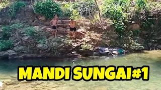 mandi sungai 