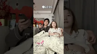 صراع مضحك بين زوجين مع النوم 