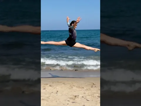 The perfect beach gymnast 🤸♀️💃 #gymnastics #beach #skills